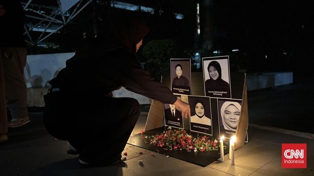 Aksi teatrikal mahasiswa Unair Mahasiswa Universitas Airlangga (Unair) Surabaya yang mengatasnamakan dirinya Ksatria Airlangga, menggelar aksi simbolik sebagai bentuk duka cita atas meninggalnya lima calon manajer Koperasi Desa dan Kelurahan Merah Putih (KDMP) yang gugur saat mengikuti Latihan Dasar Kemiliteran (Latsarmil) di Unair, Sabtu (4/7)