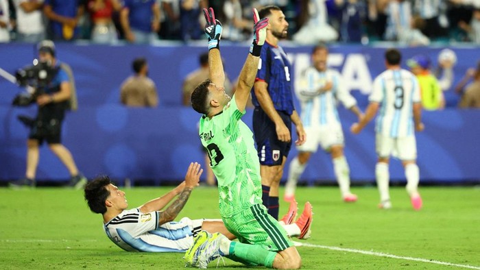 Soccer Football - FIFA World Cup 2026 - Round of 32 - Argentina v Cape Verde - Miami Stadium, Miami Gardens, Florida, U.S. - July 3, 2026 Argentinas Emiliano Martinez celebrates after the match as Argentina qualify for the round of 16 stage of the World Cup IMAGN IMAGES via Reuters/Nathan Ray Seebeck     TPX IMAGES OF THE DAY