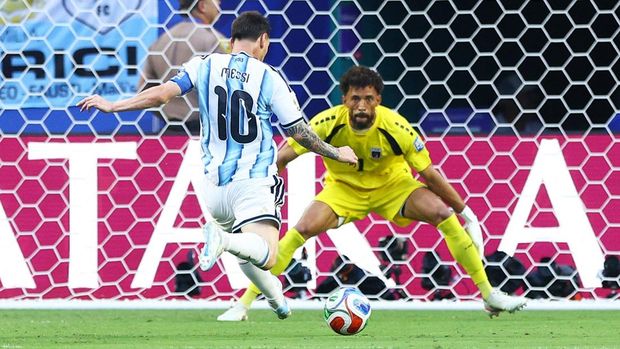 Soccer Football - FIFA World Cup 2026 - Round of 32 - Argentina v Cape Verde - Miami Stadium, Miami Gardens, Florida, U.S. - July 3, 2026 Argentina's Lionel Messi misses a chance to score against Cape Verde's Vozinha IMAGN IMAGES via Reuters/Nathan Ray Seebeck