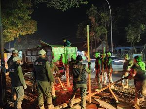 Usai Puncak, Puluhan Kios di Jalur Cianjur-Bandung Dibongkar