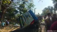 Potret Evakuasi Bus yang Terjun ke Sungai usai Tabrakan di Jembatan Paron