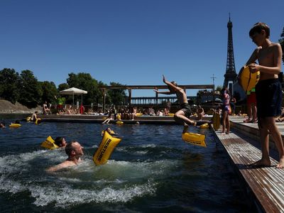 Saat Paris Memanas, Sungai Seine Menjadi Pelarian Warga