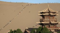 Fenomena Gunung Pasir Bernyanyi di Gurun Gobi Tarik Minat Wisatawan
