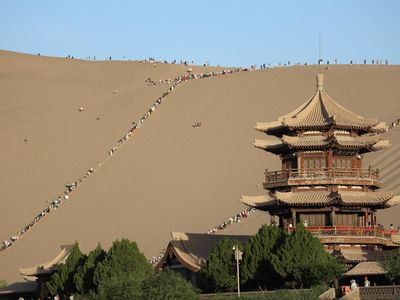 Fenomena Gunung Pasir Bernyanyi di Gurun Gobi Tarik Minat Wisatawan