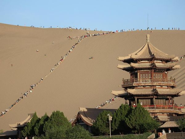 Fenomena Gunung Pasir Bernyanyi di Gurun Gobi Tarik Minat Wisatawan