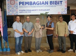 Politisi Gerindra Salurkan 5.000 Bibit Pohon & Pupuk ke Warga Sungailiat