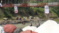 Senyum Warga Sasagaran Punya Jembatan Baru di Sungai Cimandiri