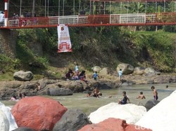 Senyum Warga Sasagaran Punya Jembatan Baru di Sungai Cimandiri