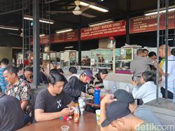 Kantin Karyawan Grand Indonesia West vs East, Mana yang Paling Enak?