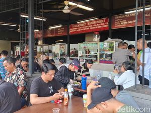 Kantin Karyawan Grand Indonesia West vs East, Mana yang Paling Enak?