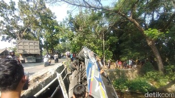 Bus Terperosok ke Sungai di Nganjuk, Belasan Penumpang Dievakuasi