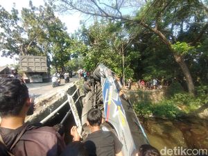 Bus Terperosok ke Sungai di Nganjuk, Belasan Penumpang Dievakuasi