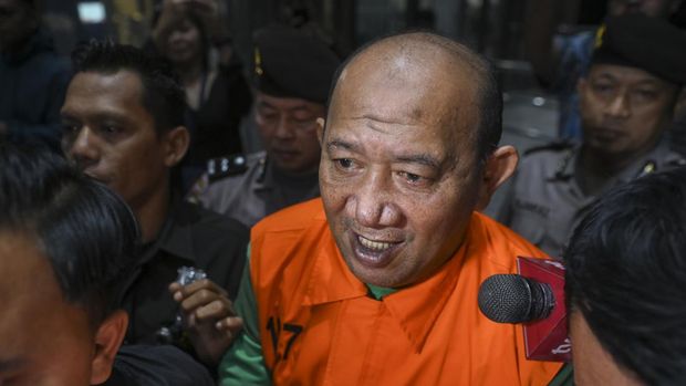 Bupati Langkat Syah Afandin digiring menuju mobil tahanan menjalani pemeriksaan di Gedung Merah Putih KPK, Jakarta, Sabtu (4/7/2026). KPK menahan Bupati Langkat Syah Afandin usai ditetapkan sebagai tersangka pada kasus suap terkait proyek di lingkungan Kabupaten Langkat tahun 2025-2026. ANTARA FOTO/Hafidz Mubarak A/kye