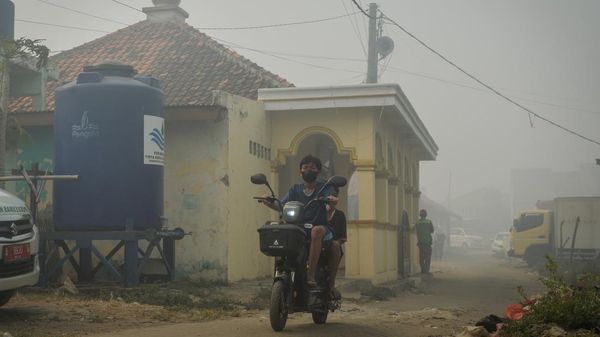 Polusi Asap TPA Jatiwaringin Ancam Kesehatan Warga