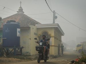 Polusi Asap TPA Jatiwaringin Ancam Kesehatan Warga