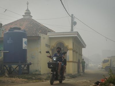 Polusi Asap TPA Jatiwaringin Ancam Kesehatan Warga