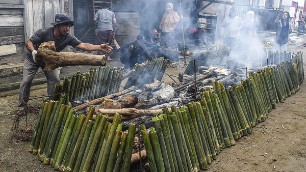 Melihat Tradisi Memasak Lemang Massal di Kerinci