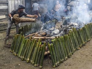 Melihat Tradisi Memasak Lemang Massal di Kerinci