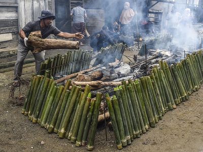 Melihat Tradisi Memasak Lemang Massal di Kerinci