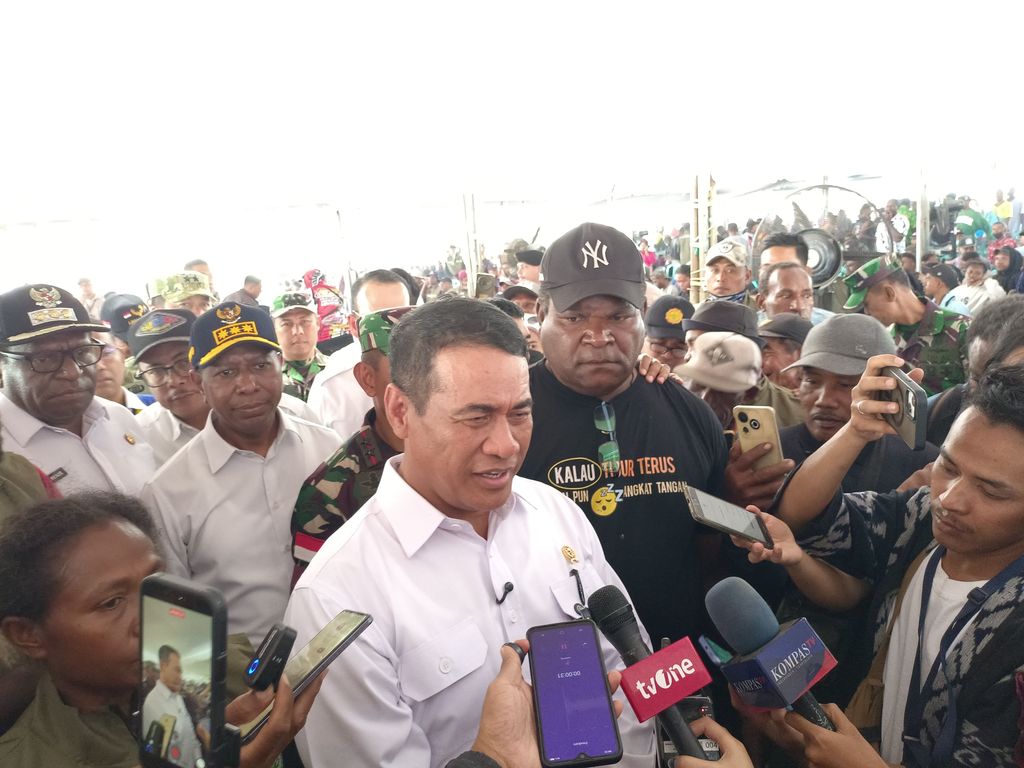 Menteri Pertanian (Mentan) Amran Sulaiman dalam aktivitas Tanam Padi Bersama di Distrik Semangga, Merauke, Papua Selatan, Sabtu (4/7/2026).  (CNBC Indonesia/Martyasari Rizky)