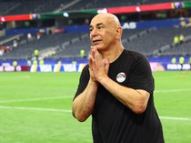 Duh, Pelatih Mesir Pingsan gara-gara 2 Istrinya Baku Hantam