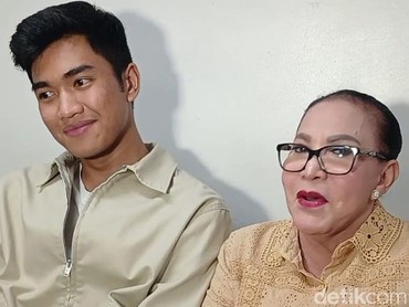 Cucu Lulus Skripsi di UI, Mpok Atiek Bangga
