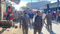 Pemkot Makassar Tertibkan Pedagang Pasar Tumpah di Jalan AMD Manggala
