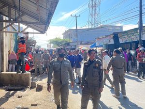 Pemkot Makassar Tertibkan Pedagang Pasar Tumpah di Jalan AMD Manggala