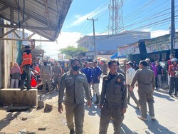 Pemkot Makassar Tertibkan Pedagang Pasar Tumpah di Jalan AMD Manggala