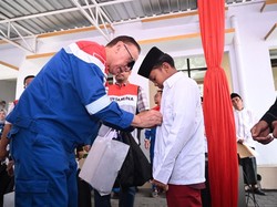 Pertamina Serahkan 200 Paket Bantuan Pendidikan ke 4 Yayasan di Banyuwangi