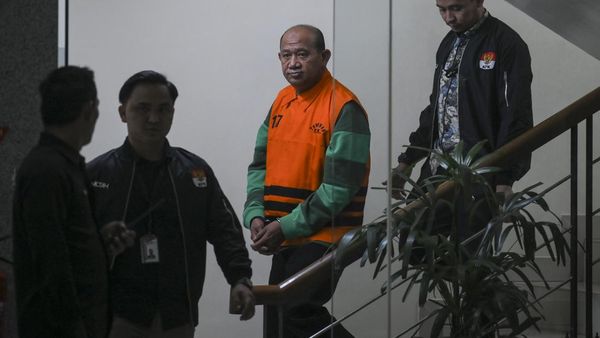 Potret Bupati Langkat Kenakan Rompi Oranye KPK Usai Ditetapkan Tersangka