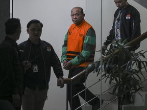 Potret Bupati Langkat Kenakan Rompi Oranye KPK Usai Ditetapkan Tersangka