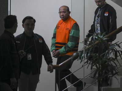 Potret Bupati Langkat Kenakan Rompi Oranye KPK Usai Ditetapkan Tersangka