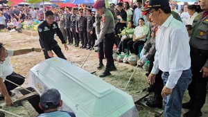 Suasana Pemakaman Aiptu Anumerta Yudhi yang Gugur di Katingan