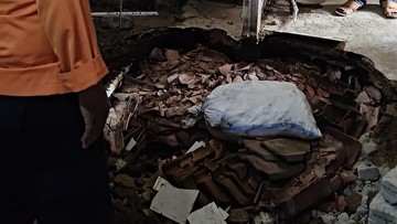 Tanah Amblas di Rumah Warga Bogor, Keselamatan Penghuni Terancam