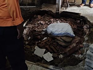 Tanah Amblas di Rumah Warga Bogor, Keselamatan Penghuni Terancam