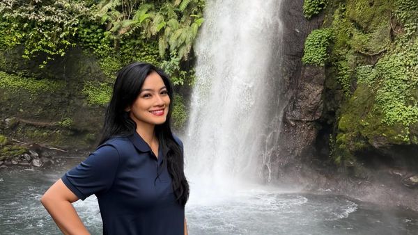 Cantiknya Titi Kamal Liburan di Sukabumi, Segar Berlatar Curug Sawer