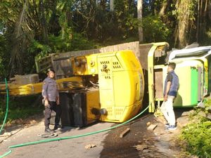 Truk Angkut Eskavator Terguling di Tanjakan Macang Karangasem