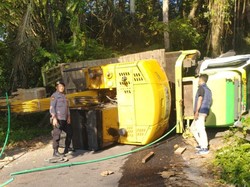 Truk Angkut Eskavator Terguling di Tanjakan Macang Karangasem