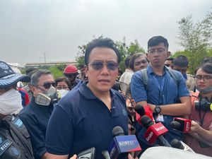 Pemerintah Gelar OMC untuk Padamkan Kebakaran TPA Jatiwaringin Besok
