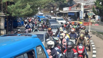 Arus Lalin Kendaraan Arah Puncak Bogor Padat, One Way Diterapkan