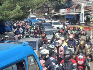 Arus Lalin Kendaraan Arah Puncak Bogor Padat, One Way Diterapkan