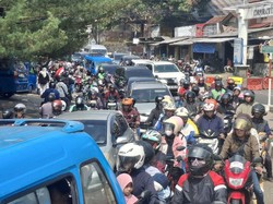 Arus Lalin Kendaraan Arah Puncak Bogor Padat, One Way Diterapkan
