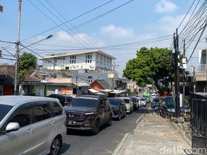 Kendaraan dari Kota Batu Arah Cangar Mengular pada Puncak Libur Sekolah