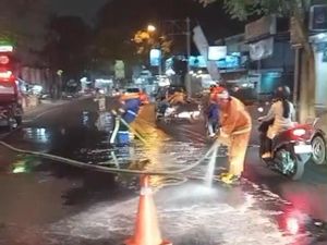 Ada Tumpahan Oli di Jalan Agus Salim Kota Batu, Pengendara Berjatuhan