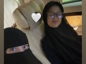 Haru Celine Evangelista Antar Anak Pertama Mondok