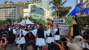 Serunya Warga Lihat Parade Budaya di CFD HI, Ada Tari Syrtos hingga Bandrong