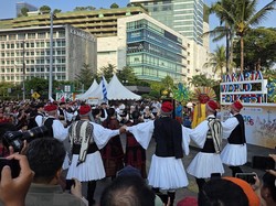 Serunya Warga Lihat Parade Budaya di CFD HI, Ada Tari Syrtos hingga Bandrong