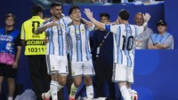 Romero dan Lisandro Minta Air Suci, Cetak Gol Kemudian