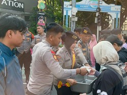 Hari Bhayangkara ke-80, Polda Metro Bagi-Bagi Makanan di Bundaran HI